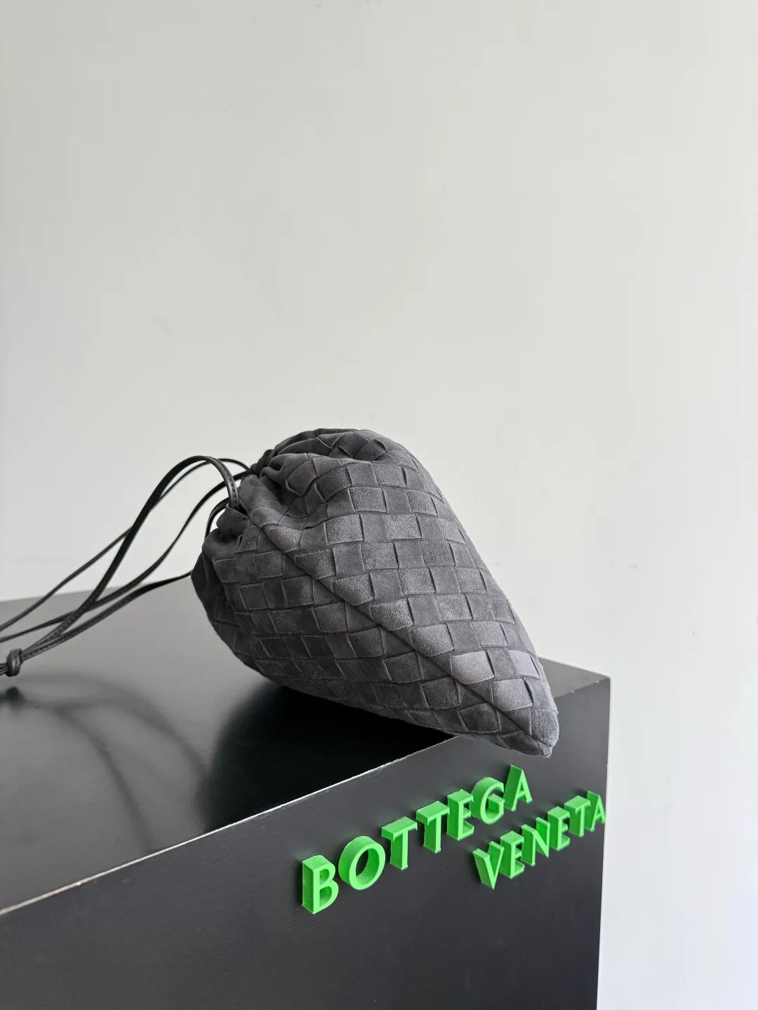 Batch 1560 Armpit bags have become a fashionable item that every girl has in their hands in recent years🛍️. The elegant and simple style has won the love of many people of different ages. However, there is an unavoidable trouble with armpit bags, that is, the capacity is too small, and BOTTEGA VENETA’s new Dustbag Considering people's travel needs, the capacity of the garbage bag has been greatly upgraded. Folding umbrellas, water bottles, and girls' makeup powder and lipstick can all be accommodated😎😎. Not only that, considering the increasing number of travel supplies, the inside of the bag is made of technical nylon material, which is very light It is resistant to dirt and can reduce the burden to a certain extent even if you have a lot of things when traveling. The shoulder straps are designed with knots and can be changed at will. They can be used in the hand or as the liner of a large bag. After the drawstring is drawn, it looks like a cloud bag. It is very suitable for concave styling when traveling in autumn and winter🙋🏻‍♀️ Style number: 796728 Size: 32*23*1cm